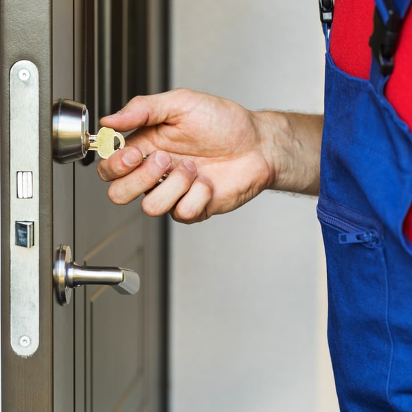 en la cerrajería residencial podemos instalar cerraduras de seguridad adicionales para reforzar la protección de su hogar